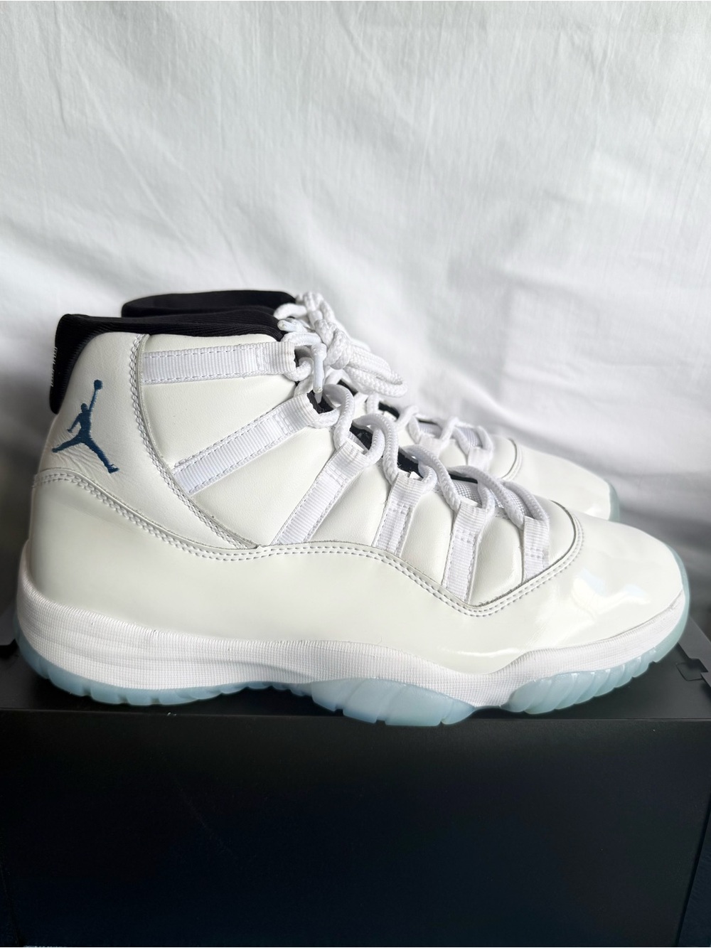 AUTHENTIC Jordan 11 Retro Legend Blue size 9.5 CT8019-104 2024 PRE-OWNED